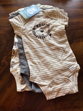Gerber Beige and Gray Organic Baby Bodysuit 3-Pack with Lion Graphic